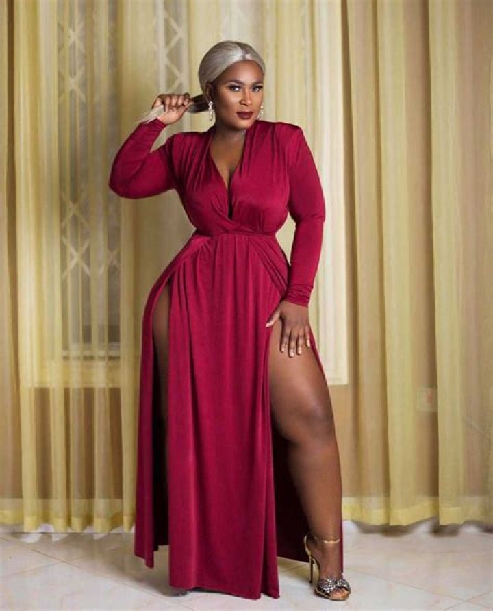 Abidivabroni: Mom of 4 Takes Our Breath Away With Her Incredible Figure As She Catwalks In New Video