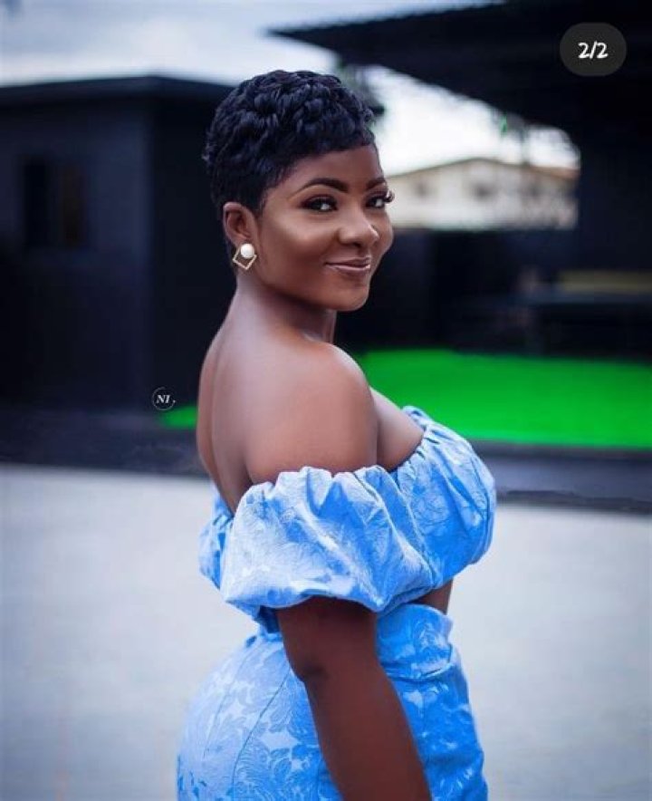 Ahoufe Patri Wows Fans With Stunning Photos in Black Outfit