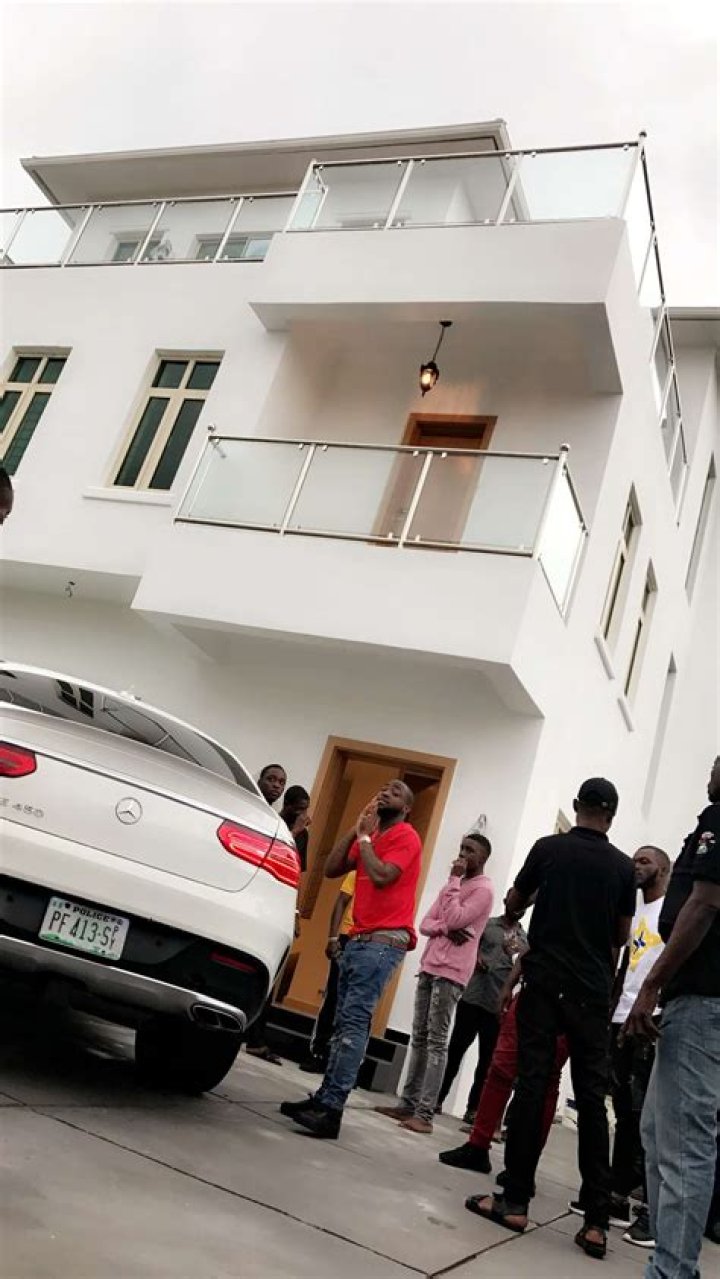 Chioma And Ifeanyi Reportedly Moves Into Davido’s House In Lekki Amid Split Rumors