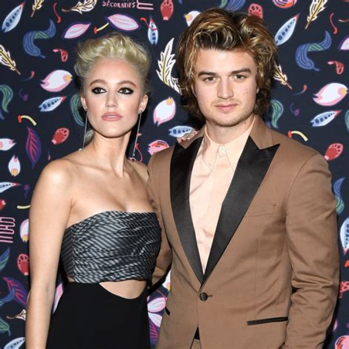Death To – Is Actor Joe Keery Gay? Girlfriend Maika Monroe and Sexuality Rumors