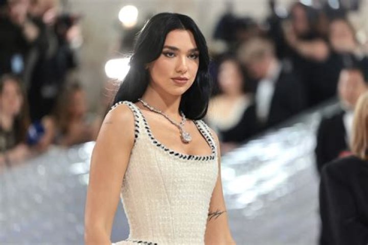 Dua Lipa Net Worth, Bio, Age, Boyfriend, Songs, Siblings, Parents