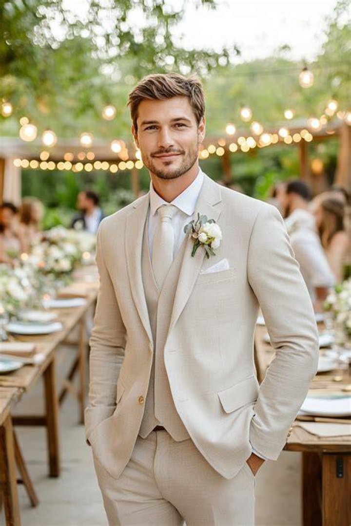 Groom Wears A Simple T-shirt And Ripped Jeans to His Wedding (Photos/Video)