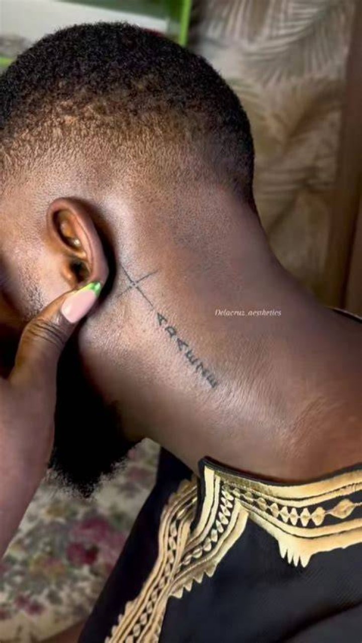 Guy Tattoos His Girlfriend’s Name On His Neck (Photo)