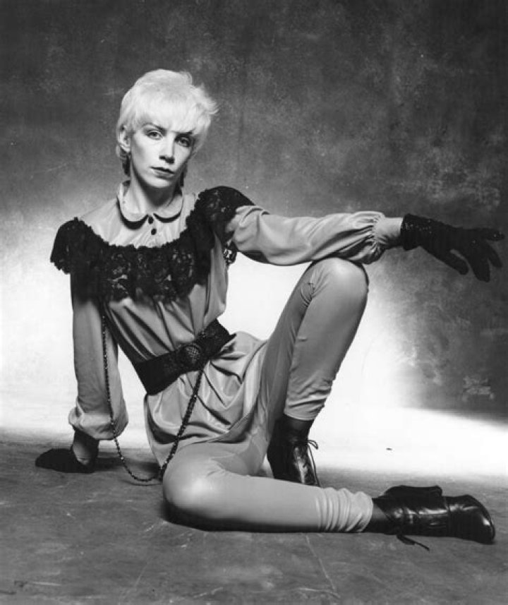 How Tall Is Annie Lennox?