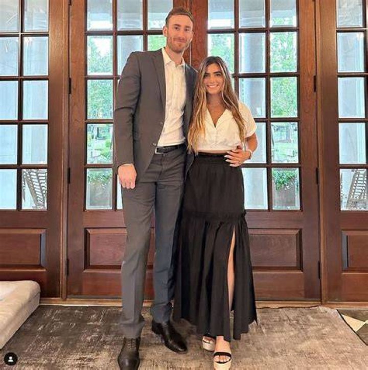 How tall is Gordon Hayward’s wife Robyn Hayward