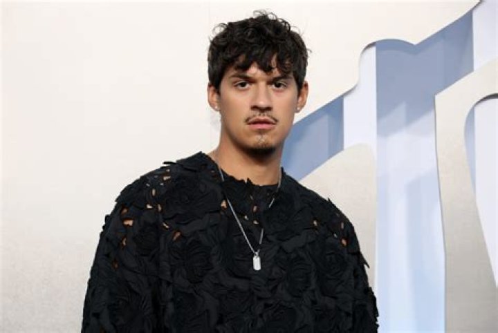 How Tall Is Omar Apollo?