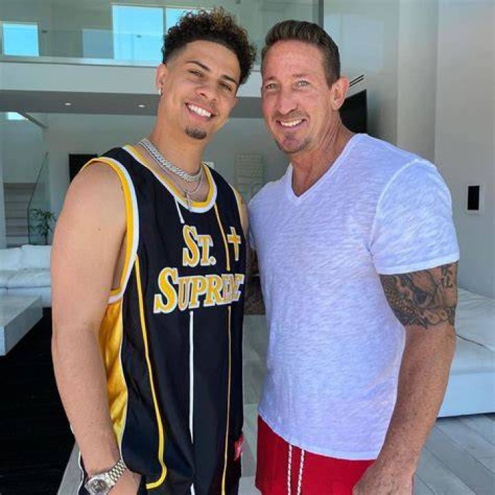 Inside The Life of famous Youtuber Austin McBroom: Biography,Net Worth & more