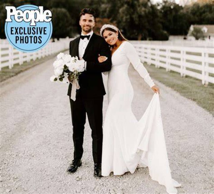 Is Brett Eldredge Married? Who Is Brett Eldredge Wife
