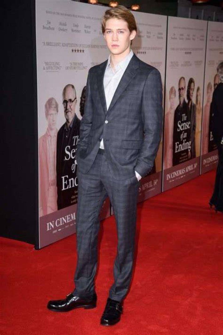 Joe Alwyn Age, Height, Weight