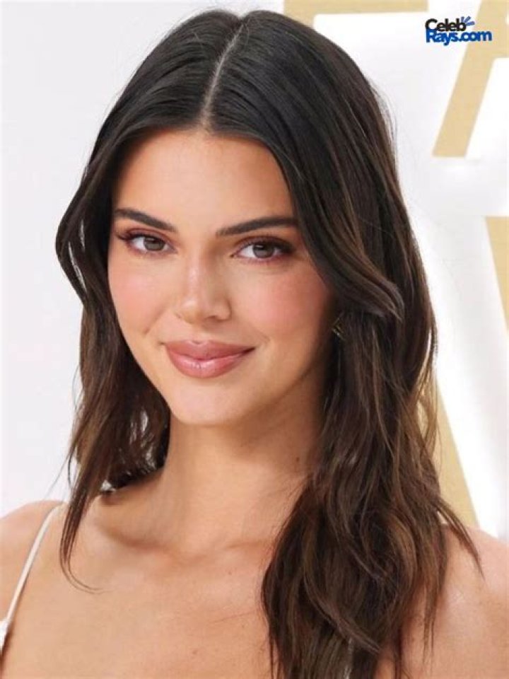 Kendall Jenner (Model) Bio, Age, Wiki, Height, Weight, Body Measurements, Boyfriend, Net Worth, Facts