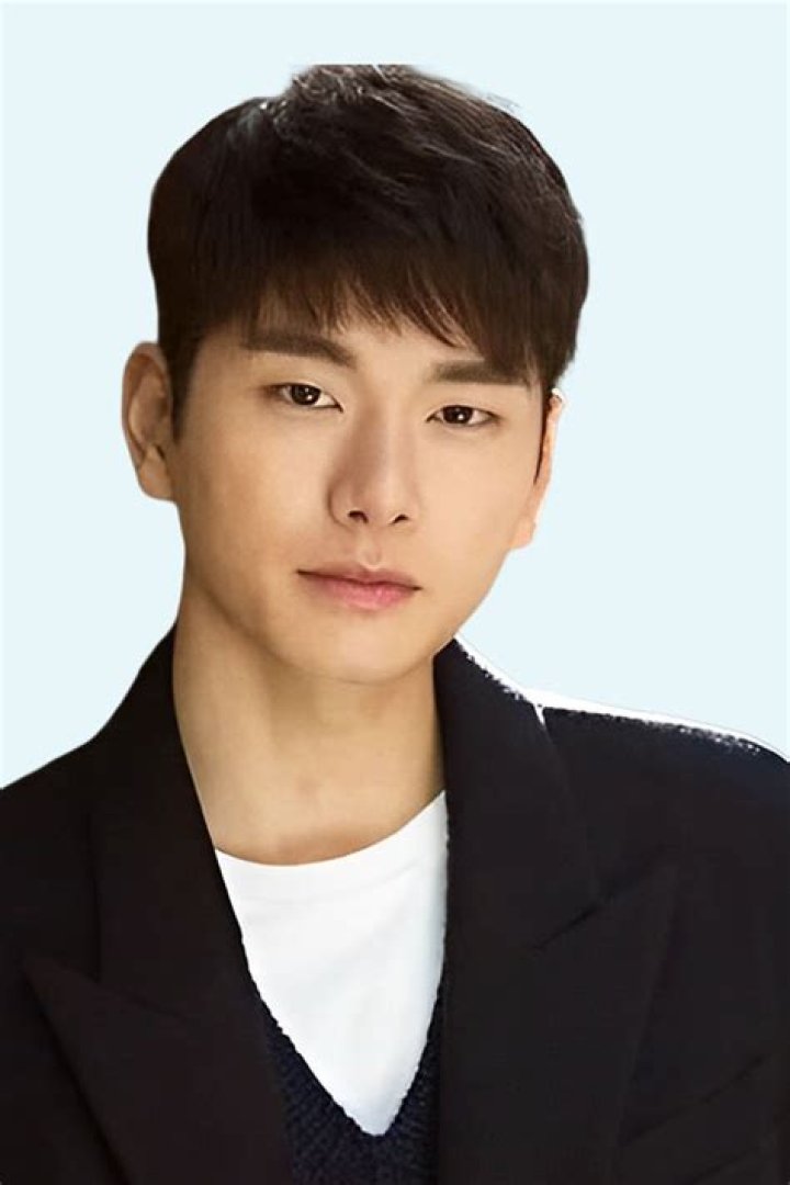 Lee Yi Kyung Age, Height, Bio, Parents, Wife, Net Worth
