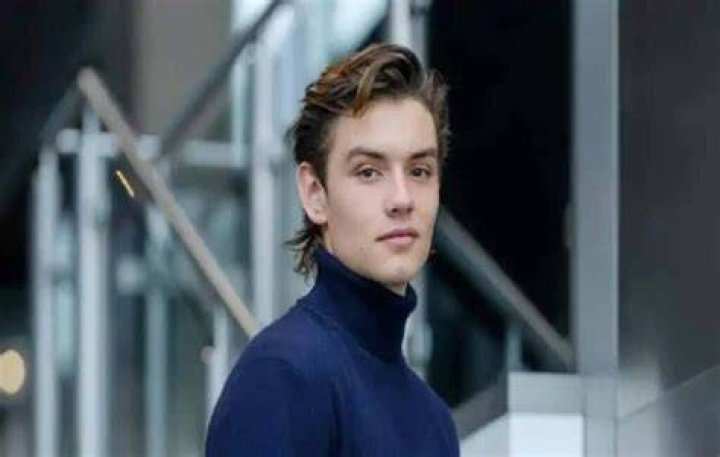 Louis Partridge Bio, Parents, Wife, Children, Siblings, Net Worth