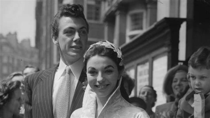 Meet Joan Collins 4 Ex-Husbands: Maxwell, Anthony, Ron, And Peter