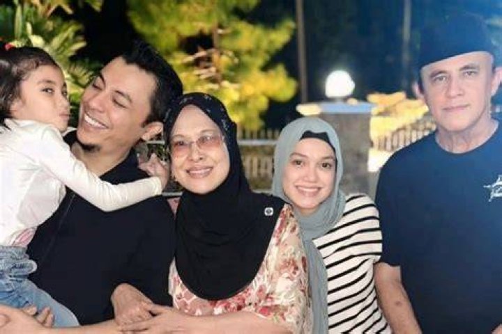 Meet Syamsul Yusof’s Parents: Yusof Haslam And Fatimah Ismail