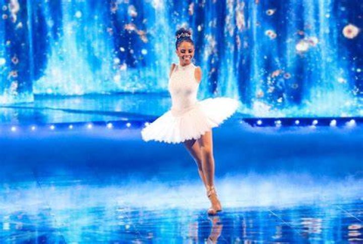Meet The 24-Year-Old Beautiful Lady Who Was Born Without Arms But Manages To Do Everything By Herself And Lives A Normal Life [Video]