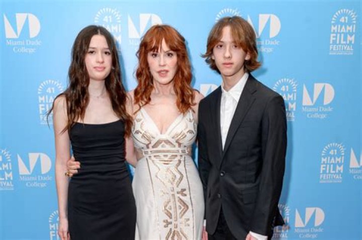 Molly Ringwald Bio, Age, Parents, Husband, Children, Net Worth