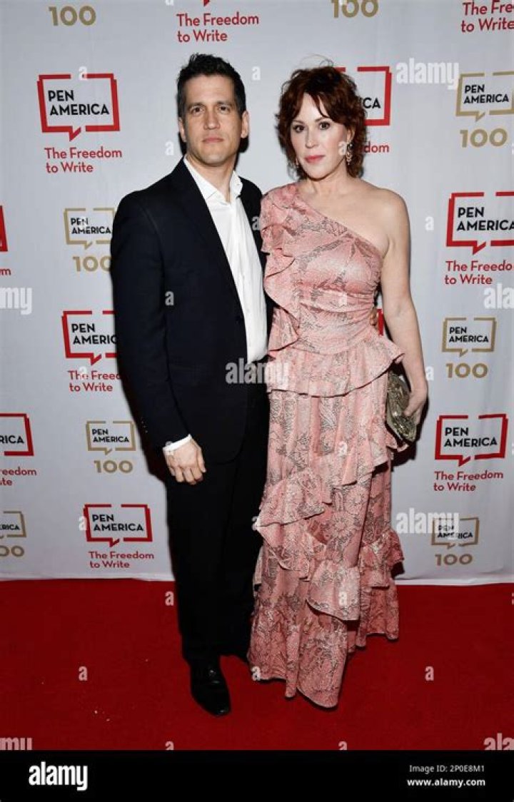 Molly Ringwald Husband: Mee Panio Gianopoulos