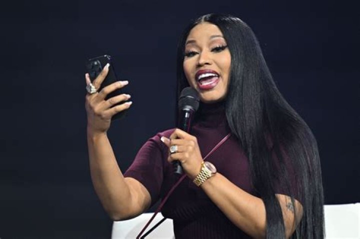 Nicki Minaj Breaks The Internet With Super HOT Twerk Dance On Her Bed As Breakfast (VIDEO)
