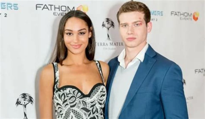 Oliver Stark Age, Height, Bio, Parents, Girlfriend, Net Worth