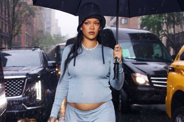 Rihanna Shows Off Baby Bump In First Instagram Post After Pregnancy Announcement (PHOTO)