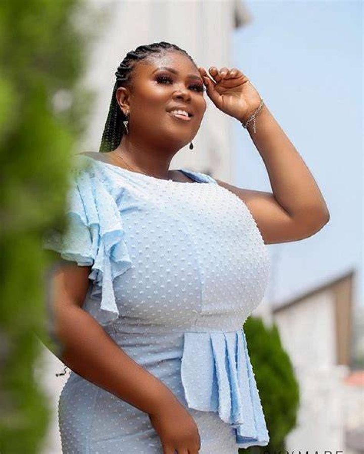 The Lady With The Most Biggest Breast In Ghana Rocks Okyeame Kwame’s “Yeeko” – Video