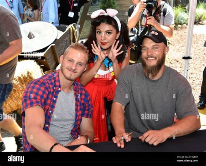 Travis Fimmel married, wife, relationship with Serena Viharo, brothers