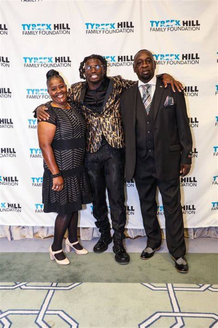Tyreek Hill Bio, Age, Parents, Wife, Children, Net Worth