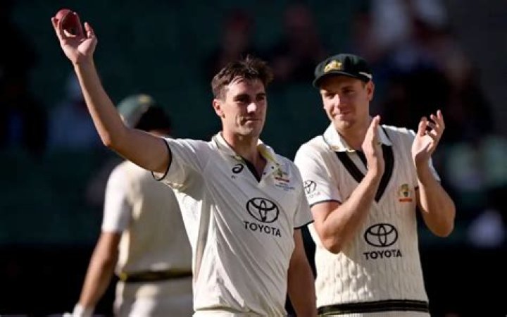 What Happened To Pat Cummins Finger?