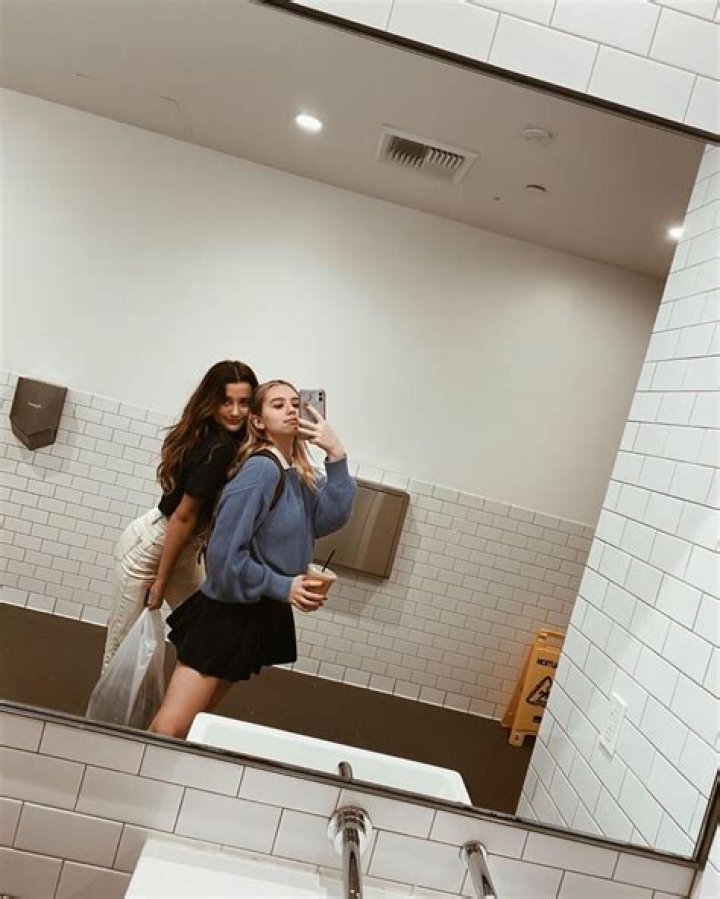 What is Lilia Buckingham Social media; Instagram, Tiktok?