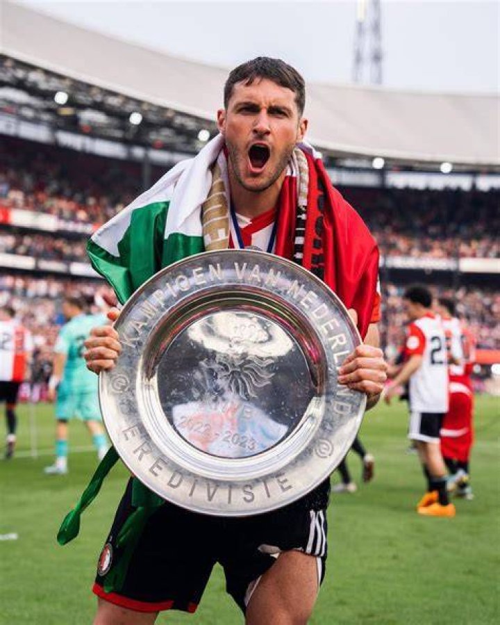 What is Santiago Giménez’s Net Worth?