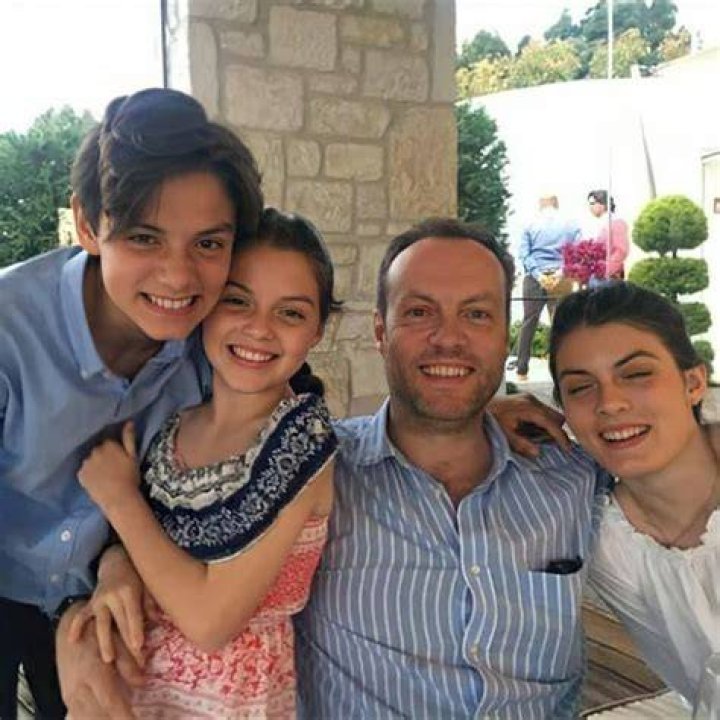 Who Are Louis Partridge Siblings?