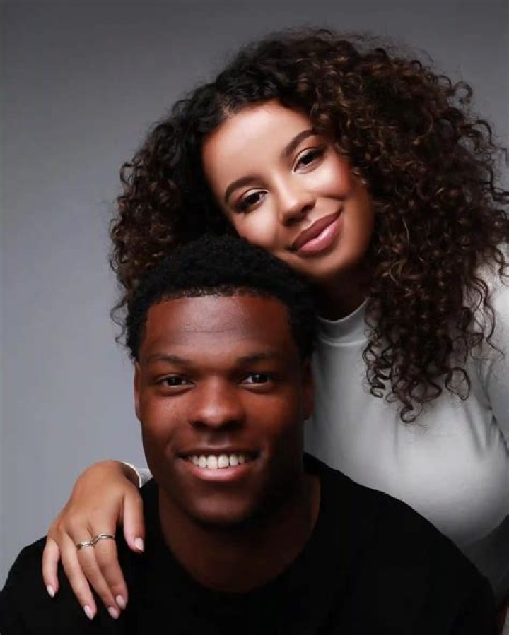 Who Is Denzel Dumfries Girlfriend?