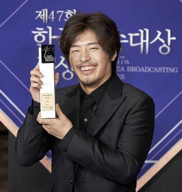 Who Is Kang Ha Neul?, Age, Height, Films, Awards, Family, Social Media