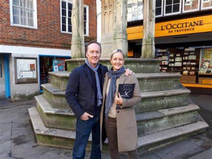 Who is Lee Dixon Wife? Meet Yolande Dixon