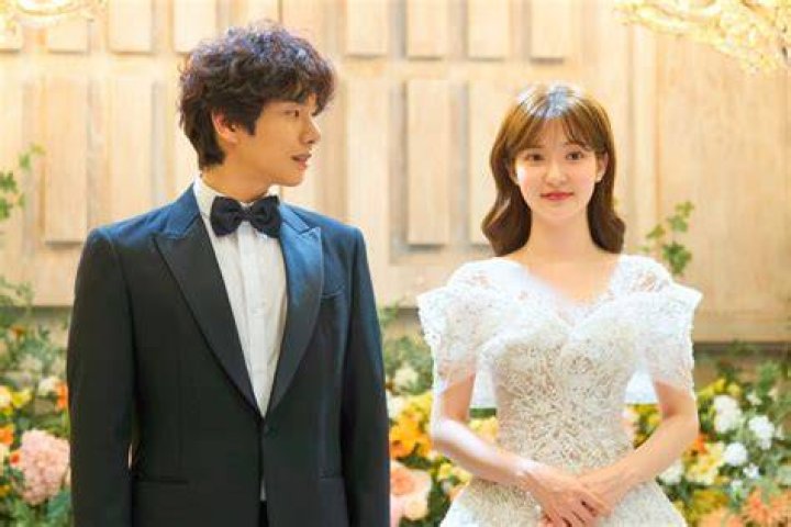 Who is Lee Yi Kyung dating?