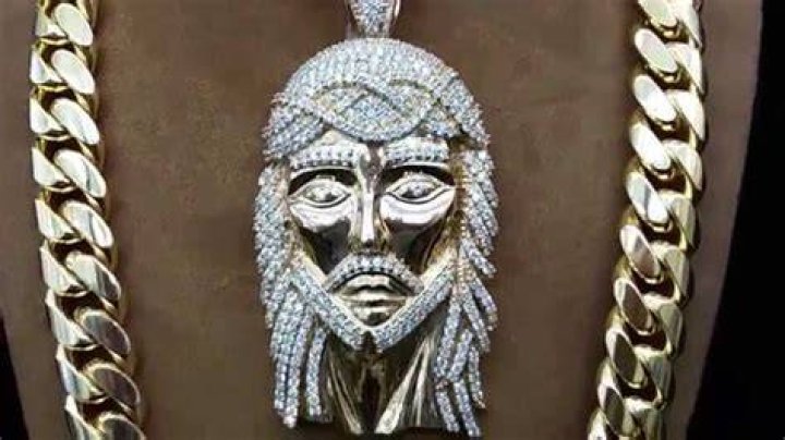 Wizkid Splashes The Cash On A New Custom Made Jesus Cuban Chain (Video)
